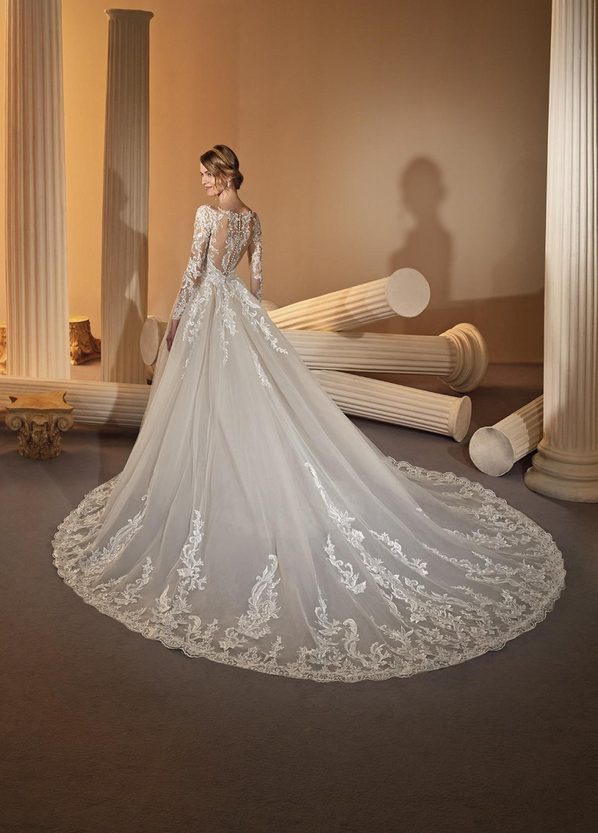 robe-dona-avec-sa-traine-1140-2