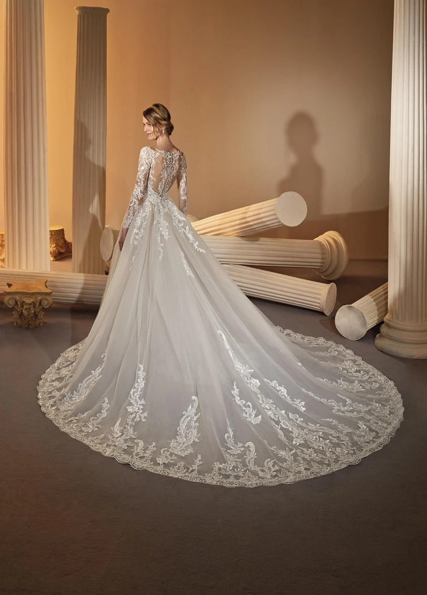 robe-dona-avec-sa-traine-1140-2